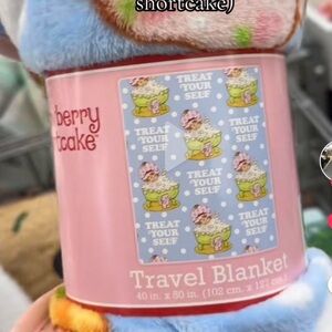 🛍️ Strawberry shortcake throw blanket 40in x 50in